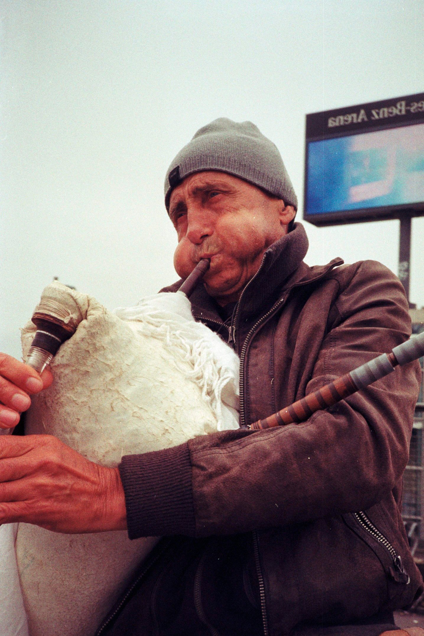 Mircea Lupescu captures images of street performer in Berlin.